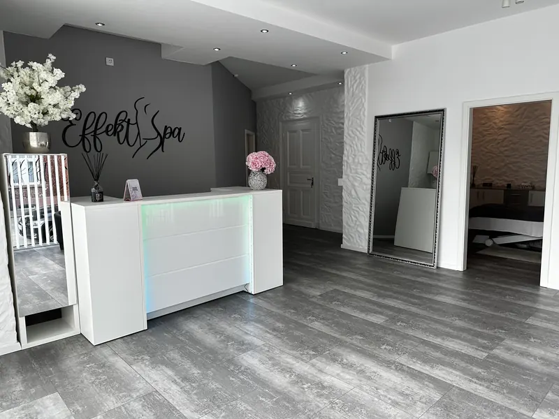 Heller Empfangsbereich von EffektSpa mit Logo an der Wand