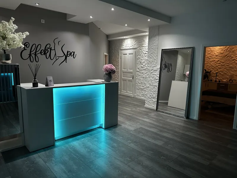 Empfang von EffektSpa am Abend mit beleuchtetem Tresen