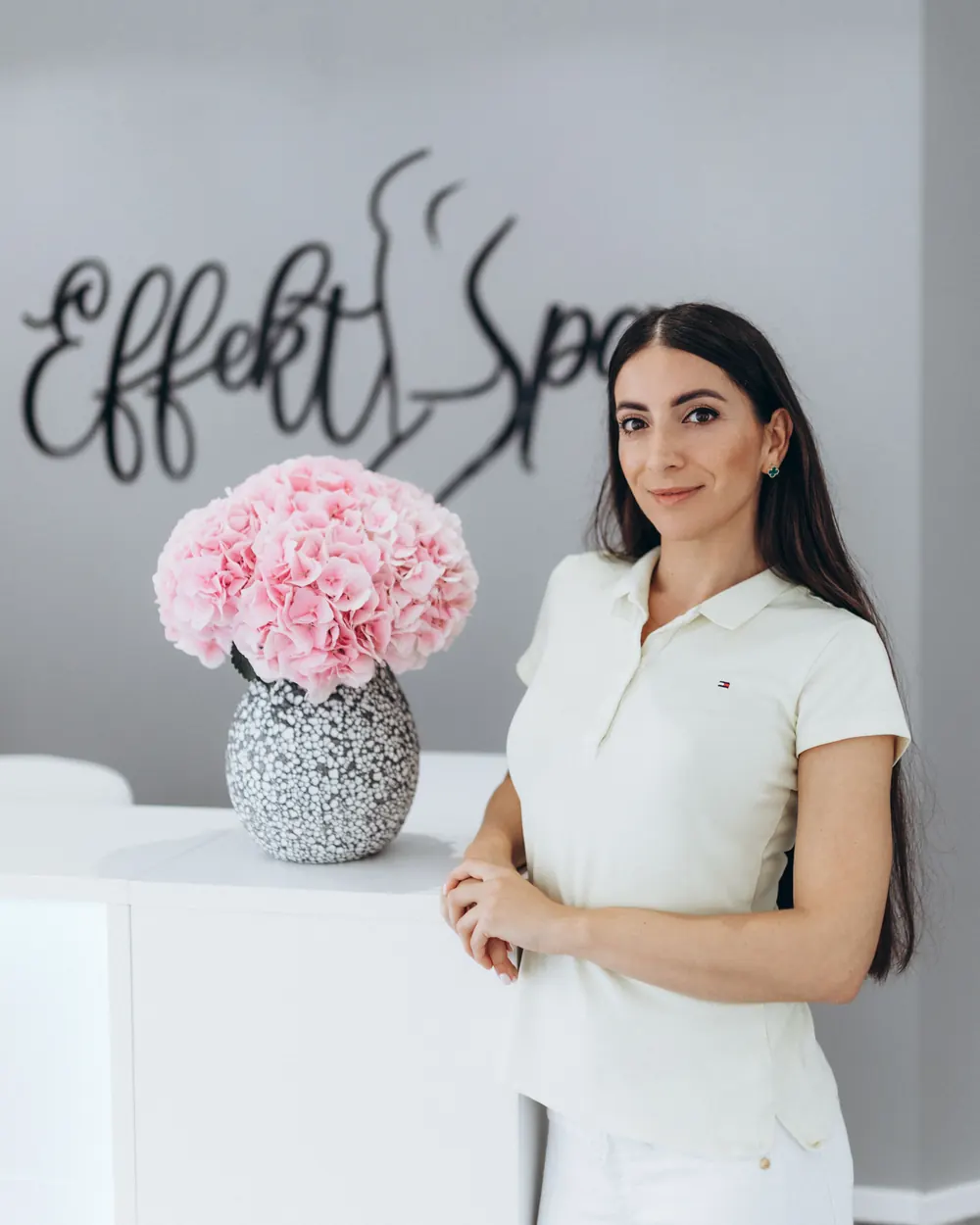 Katja, Physiotherapeutin und Inhaberin von EffektSpa, am Empfang ihres Studios in Erkrath
